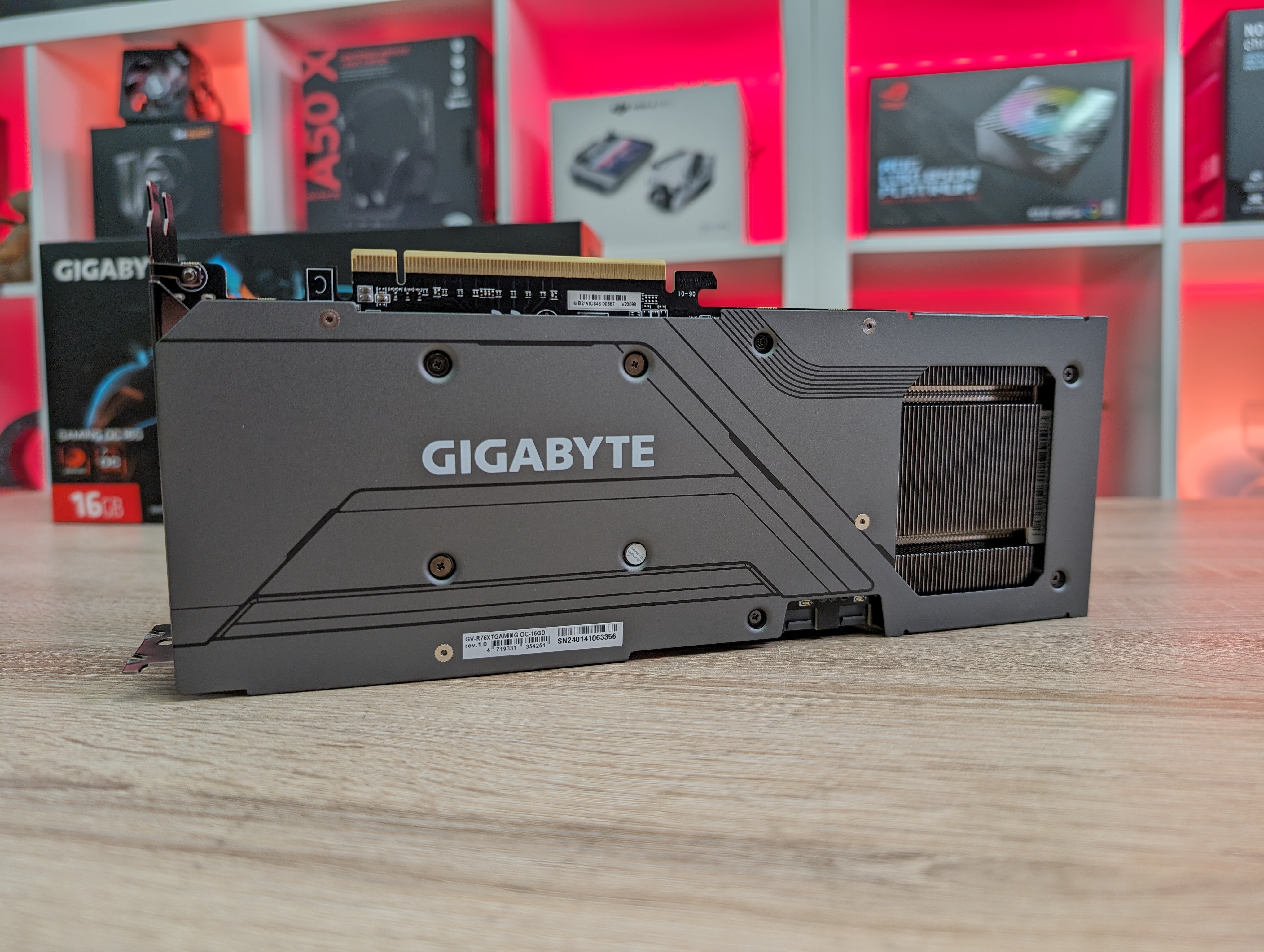 Gigabyte RX 7600 XT backplate.jpg